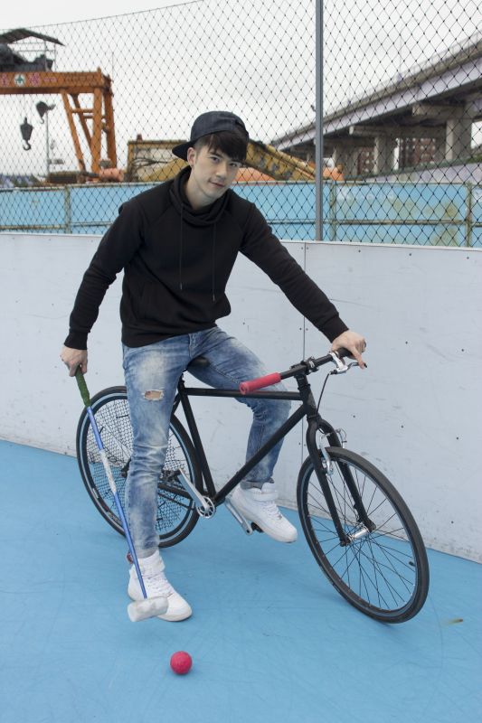 jr纪言恺为戏苦练『单车马球』被邀加入球队 为消水肿每天骑车一小时